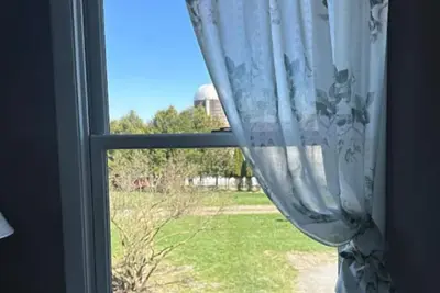 Image de Out in Left Field Home in Country Farm setting