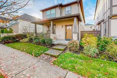 Image de 2-story home in great location with fireplace, grill, fast WiFi, & streaming