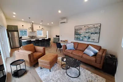 Licensed: New build carriage house close to hiking, biking, beaches and wineries