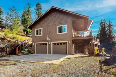Image de Tranquil & dog-friendly mountain retreat with hot tub, fireplace, & great views