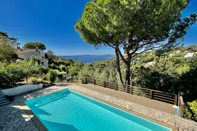 Image de Villa grande capacité avec piscine et vue mer