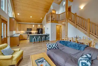 Image de 3 Mi to Lake Easton Sno-Park: Family Cabin Escape!