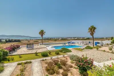 Image de Villa Cycladique Spacieuse Avec Vue Mer Sur Immense Terrain Clos Sans Vis A Vis