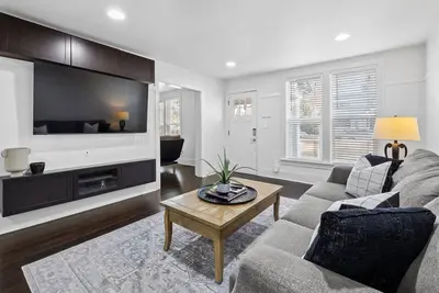 Image de Dog Friendly! Epic Hyde Park Location! Remodeled 1940 Bungalow w/ Tv's Galore!