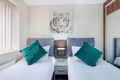 Image de Sl Reet Gdns 38 - Town Center 4 Bedroom 4 bathroom Hse with Parking Slough (38)