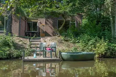 Image de Bungalow à Weert avec Ponton Privé