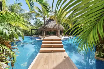 Image de Tropical Elegance: Luxurious Apt with Pool View