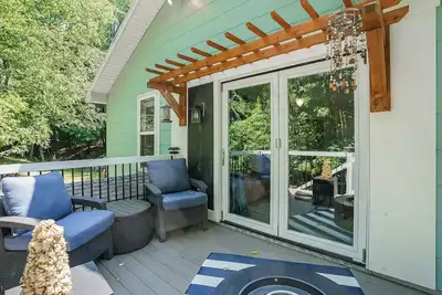 Image de Out the door and at the beach! Cozy cottage-at Pere Marquette Beach.