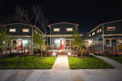 Image de Cozy Modern Lux Cabin, Hot Tub, FirePit, Games