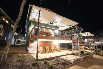 Image de CampQYB- Modern Lux Cabin, Hot Tub, FirePit, Games
