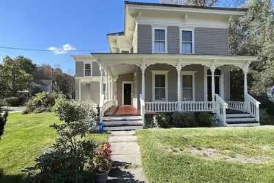 Image de Doyle House - Under 5 minutes to Dreams Park, Charming, spacious