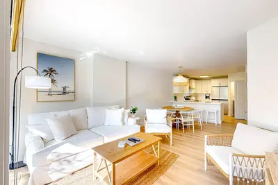 Image de 3rd-floor villa with pools, tennis & pickleball - walk to beach & Coligny Plaza