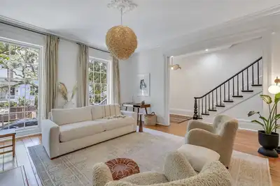 Image de Bright & Spacious Luxurious Home Overlooking Jones Street By Lucky Savannah