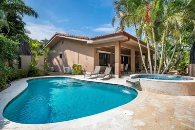 Image de Playa Flamingo Gem: Poolside Bliss Near Beach