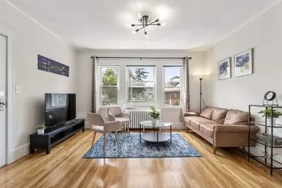 Image de Bright and Airy newly renovated, 2 bedroom apartment with office!