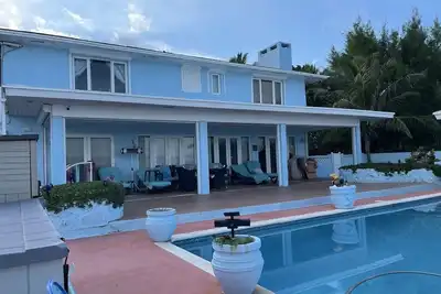 Image de Vacation Home on Water. Beautiful Views. Large Pool. Pool Bar. Pet Friendly!