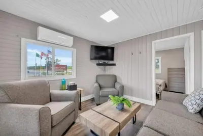 Image de Lakefront 2br Cottage with Firepit and Large Dock