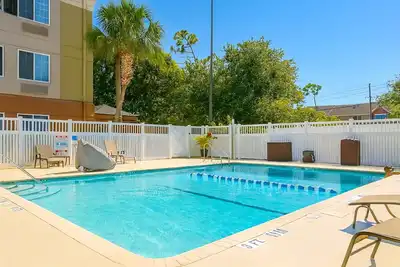 Image de 3 Large Suites with Kitchens! Perfect for Family Getaway! Outdoor Pool & Parking