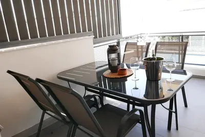 Image de Stylish Penthouse, centrally-located with its own parking space! !