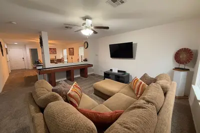 Image de Spacious 5br • 11 Beds • Sleeps 15 • Fenced Yard w/Grill – Great July Rates!