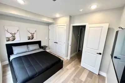 Image de 4 bed bi-level with roof deck. In the city.