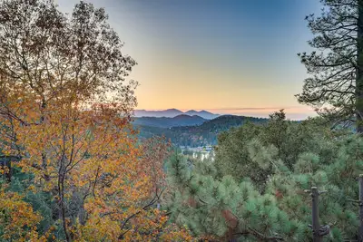 Image de Crestline Cabin: Mountain Views & Fire Pit!