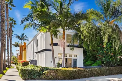 Large family home. Walk to beach and restaurants!