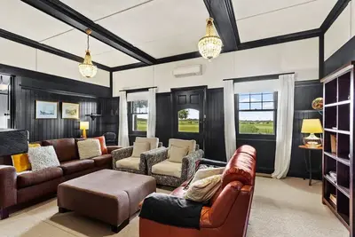 Image de Farmhouse Charm Coastal Comforts and Country Views