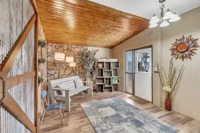 Image de Downtown 2 story property by RedAwning