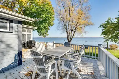 Image de Lakefront Edgerton Cottage w/ Deck & Grill!