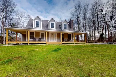Image de Gorgeous home near Mount Snow with hot tub, game tables, fireplace, & desk