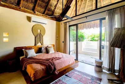 Stunning studio with plunge pool, kitchenette, internet, & walk-in shower