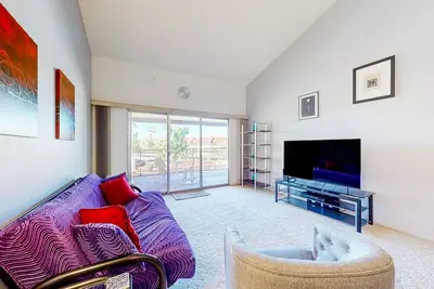 Image de Gorgeous condo with hot tub, pool, tennis court, & grilling area - lake access