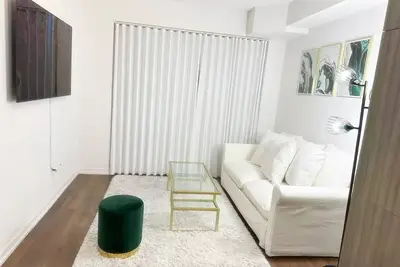 Image de Modern 1+1 Condo Suite in Toronto + Free Parking!