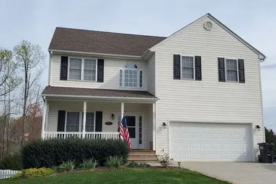 Image de Spacious 4 Bedroom 2. 5 Bath Home, great location!