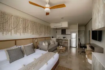 Image de Luxe Studio Walkable with beach club access