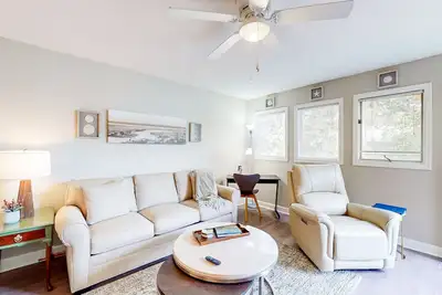 Image de Five Seasons resort condo with direct beach access, balcony, internet, & Ac
