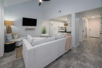 Image de ~Recently Remodeled/Near Beach & Great Attractions in Quiet Residential Area~