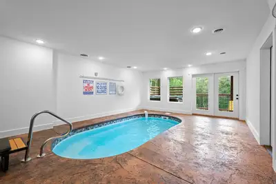 Image de Luxurious 4-Bedroom Cabin with Indoor Pool