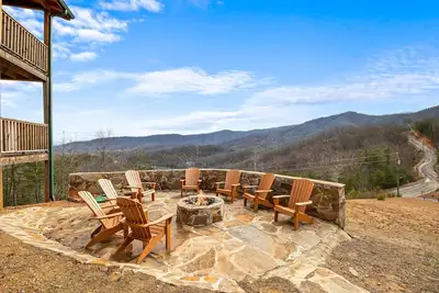 Image de 5-Bedroom Cabin with Mountain Views and Games