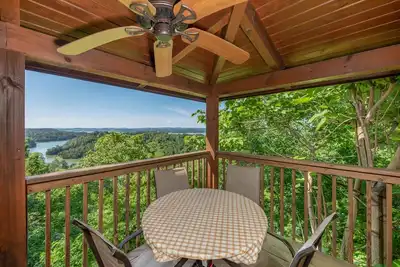 Image de 3-Bedroom Cabin with Lake Views