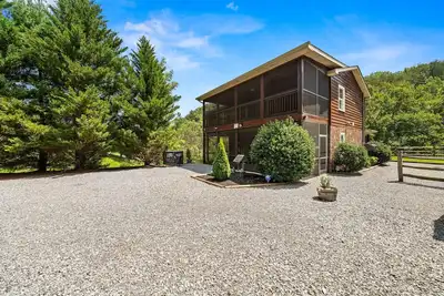 Image de Heaven Sent - Tastefully Decorated Cabin with Fireplace