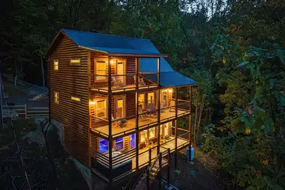 Image de H2Oasis: Splashy Smokies Retreat!