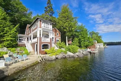 Image de Located on Historic Lake Avenue