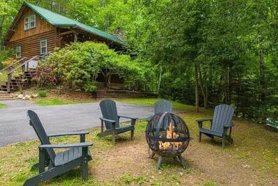 Image de Relaxing Vacations and Peaceful Dreams Await at Moonlit Mountain Lodge
