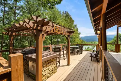 Image de Outdoor Fireplace And Gorgeous Mountain Views