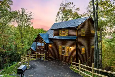 Image de Experience Exclusivity: Unwind at Moonrise Pool Lodge Luxury Cabin