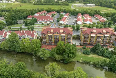 Image de A luxury condo featuring 2 king bedrooms & balcony with a river view