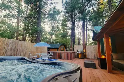 Image de Dog-friendly cabin with hot tub, covered porch, fireplace, grill, & W/D
