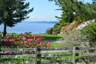 Image de Lovely, peaceful & private garden home with Samish Bay views.